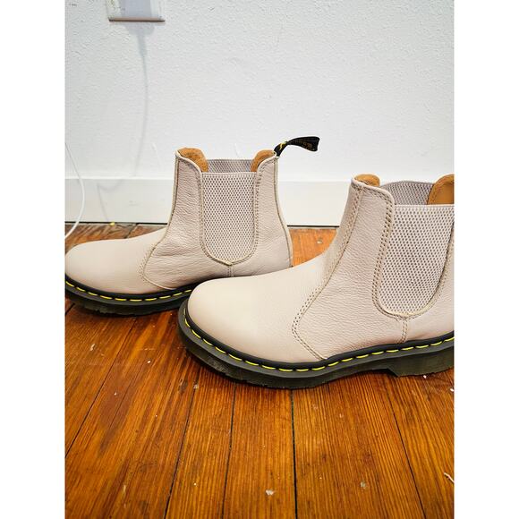 DR MARTENS Vintage Taupe 2976 Women’s Virginia Leather Chelsea Boots NEW sz 7 - Picture 1 of 8
